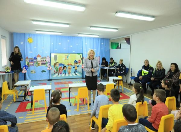 Приветствие на г-жа Чинкова - ДГ Пролет - Сандански
