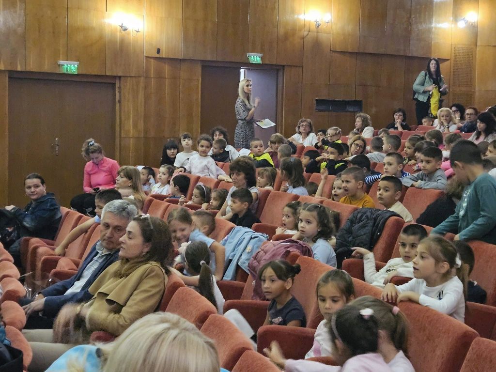 Театрален спектакъл "Вълкът и седемте козлета" - ДГ Пролет - Сандански