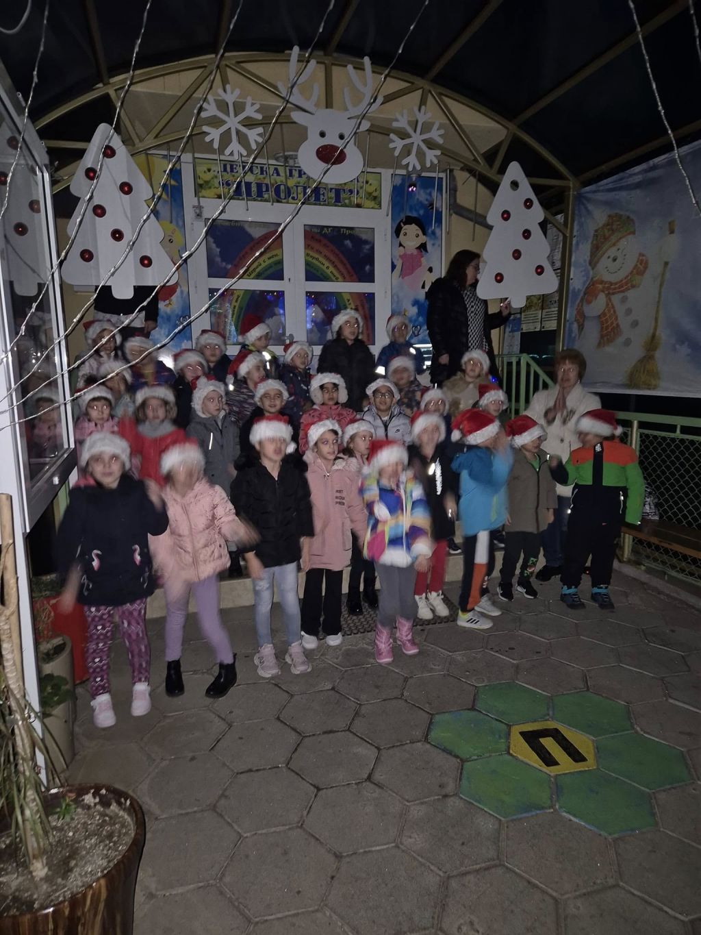 Запалване на коледните светлини в ДГ "Пролет" - ДГ Пролет - Сандански