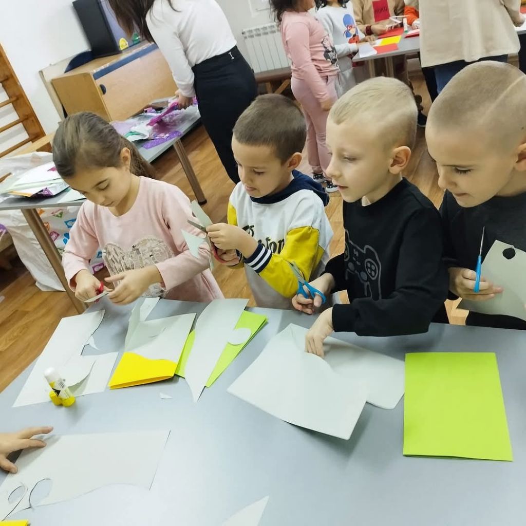 Коледна работилница със служители на Центъра за обществена подкрепа и Центъра за социална рехабилитация - ДГ Пролет - Сандански