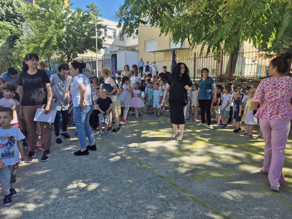 Учебна евакуация с участието на служители от РСПБЗН - Сандански - ДГ Пролет - Сандански