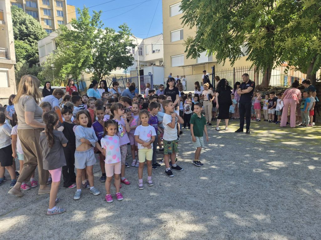 Учебна евакуация с участието на служители от РСПБЗН - Сандански - ДГ Пролет - Сандански