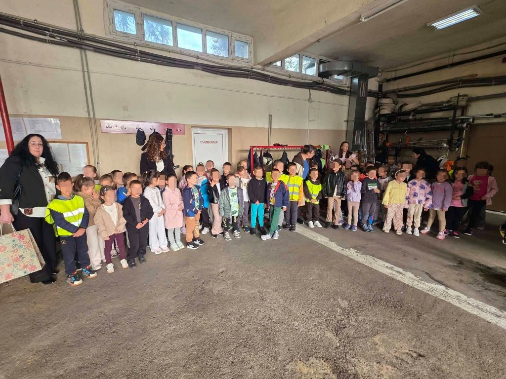 В света на пожарникарите - ДГ Пролет - Сандански